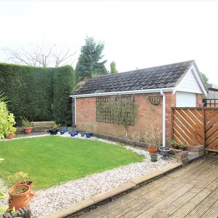 Spacious Bungalow - Private Secure Garden - Sleeps Up To 6 Marple Exterior photo