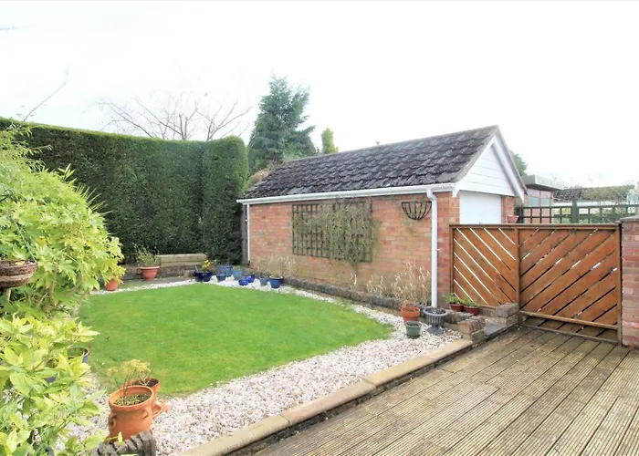Spacious Bungalow - Private Secure Garden - Sleeps Up To 6