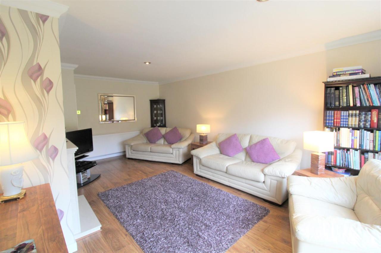 Holiday home Spacious - Private Secure Garden - Sleeps Up To 6
